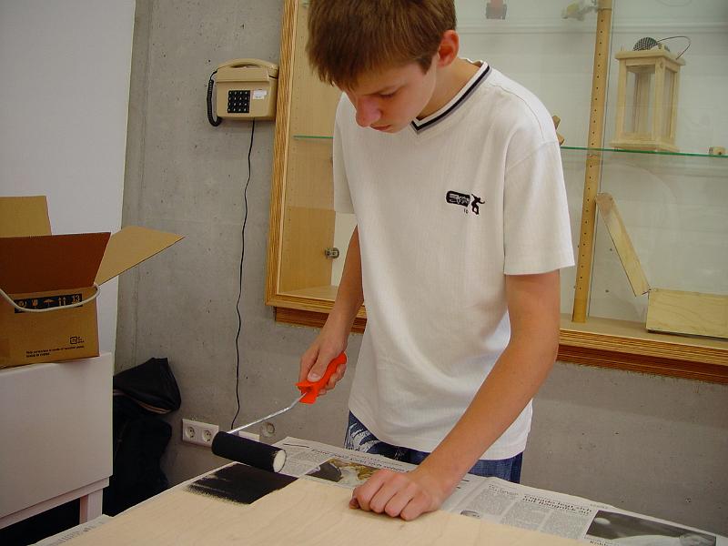 Projekt Theke45.JPG - Robin beim Streichen der Tafel.